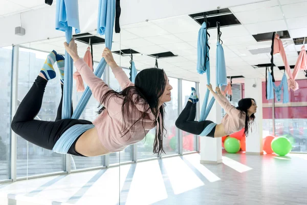 Jovem Mulher Fazendo Exercícios Ioga Voador — Fotografia de Stock