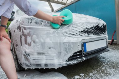 Kadın el temizleme aracı, sabun köpüğü ve su ile servis ediliyor. otomatik temizle