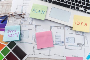 Ev çizimi, hesap makinesi ve renk örnekleyicisiyle ofis bilgisayarında yaratıcı işler. Mimari tasarım projesi