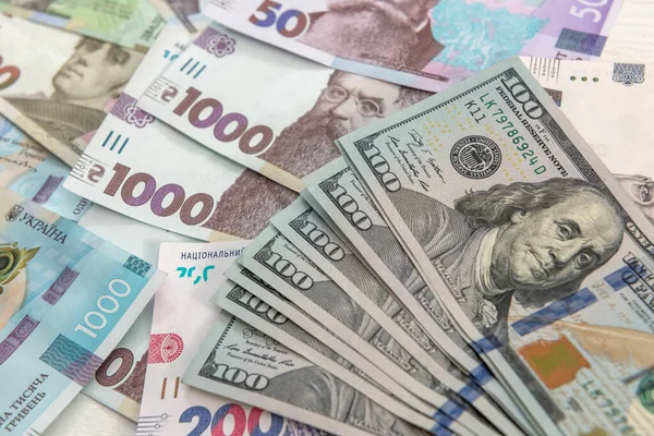 美国美元和乌克兰格里夫尼亚设计钞票的背景 货币兑换 — 图库照片