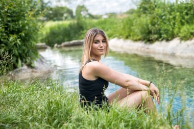 Genç Ukraynalı kadın portresi nehirde rahatlıyor. yaz zamanı