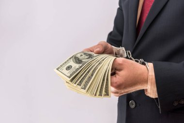 İş adamlarının elleri tutsakları dolarla kelepçeler. Yolsuzluk suçu ve rüşvet kavramı