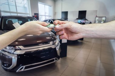 Alıcı yeni bir araba almak ya da kiralamak için para verir. Başarılı bir anlaşma konsepti.