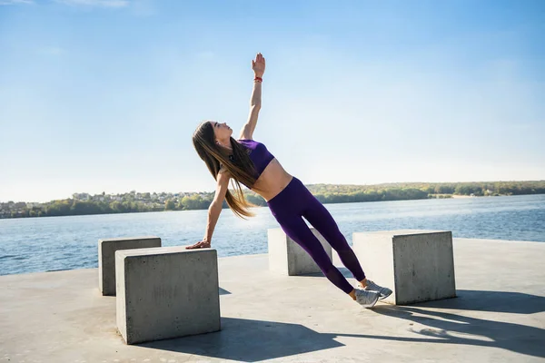 Sportovní Mladá Žena Dělá Fitness Cvičení Blízkosti Jezera Dne Zdravý — Stock fotografie