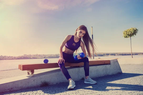 Chica Forma Haciendo Ejercicio Con Mancuernas Sus Manos Naturaleza Cerca —  Fotos de Stock