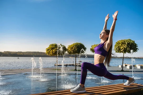 Mladá Brunetka Sportovním Oblečení Protáhla Nohy Cvičení Jezeře Během Dne — Stock fotografie