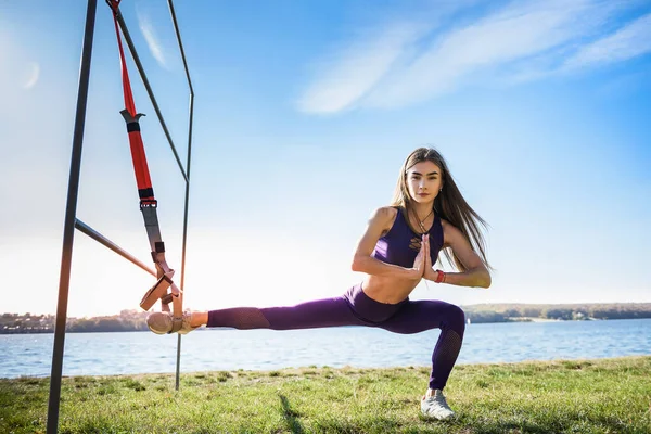 Atraktivní Mladá Žena Dělá Trx Trénink Venku Jezera Dne Zdravý — Stock fotografie