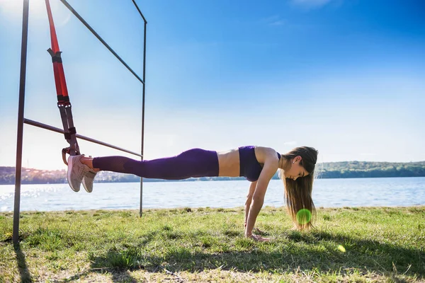 Hezká Žena Sportovním Oblečením Dělá Crossfit Kliky Trx Fitness Popruhy — Stock fotografie