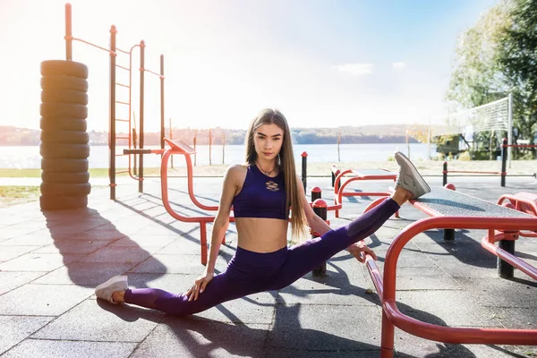 Mladá Žena Streching Nohy Brzy Ráno Před Pracovní Doby Venkovní — Stock fotografie