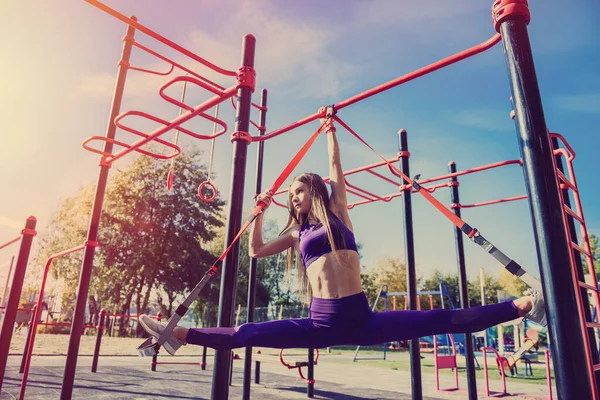 Giovane Donna Che Esercita Con Sospensione Trainer Fionda Nel Parco — Foto Stock