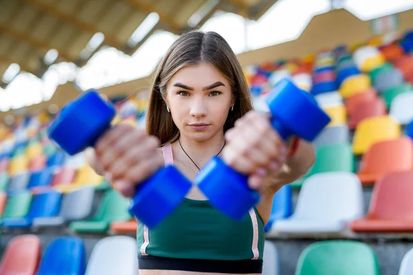 Ung Fitness Kvinna Som Tränar Med Hantlar Staden Stadion Idrottsbegrepp — Stockfoto