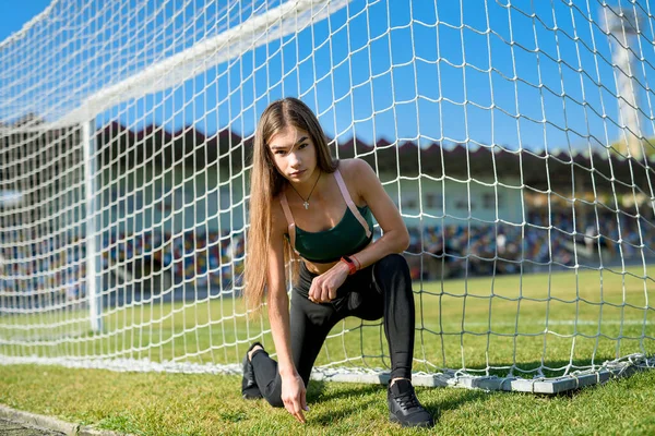 競技場で運動やランニングをした後に休んでいる若い女性の肖像画 フィットネスと健康的なライフスタイルのコンセプト — ストック写真