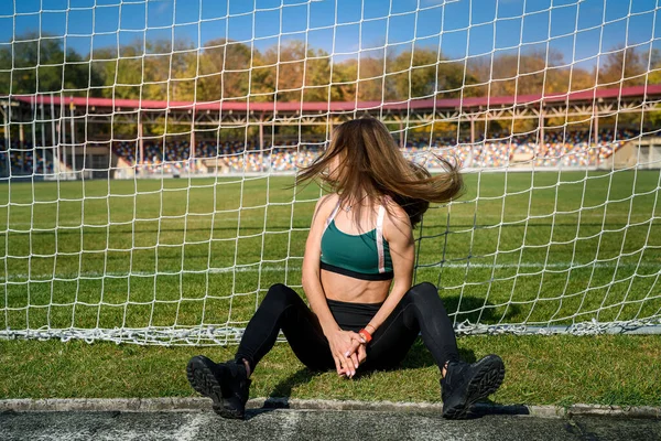 競技場で運動やランニングをした後に休んでいる若い女性の肖像画 フィットネスと健康的なライフスタイルのコンセプト — ストック写真