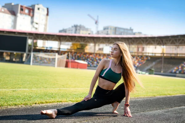 Joven Mujer Deportiva Haciendo Ejercicios Matutinos Aire Libre Estadio —  Fotos de Stock