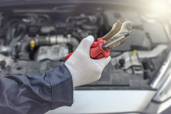 Mano Del Mecánico Con Reparación Del Destornillador Comprobar Coche Garaje — Foto de Stock