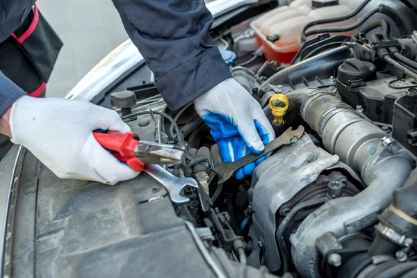 Mecánico Automático Reparación Automóviles Que Sostiene Llave Llave Herramientas Diagnóstico — Foto de Stock