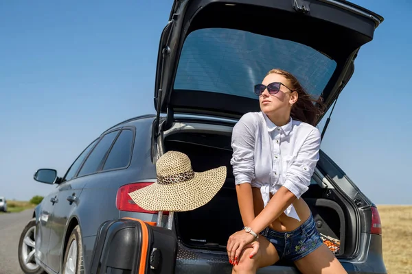 Sexy Schöne Europäische Modell Sommerurlaub Und Sonnenbrille Posiert Luxuriösen Auto — Stockfoto