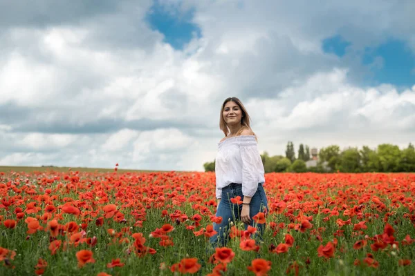 Senhora Ucraniana Caminhando Longo Campo Papoula Conceito Sensualidade Estilo Vida — Fotografia de Stock