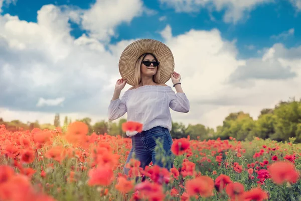 Çiçek Tarlasında Hasır Şapkalı Güzel Ukraynalı Kadın Seksi Güneşli Bir — Stok fotoğraf