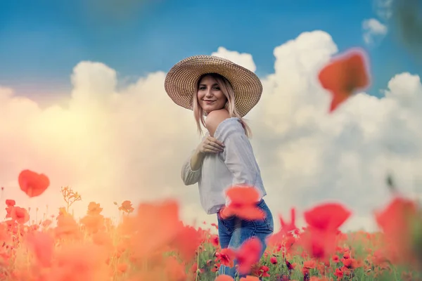 Güzel Kız Kırmızı Haşhaş Tarlasında Rüya Görüyor Doğanın Tadını Çıkarıyor — Stok fotoğraf