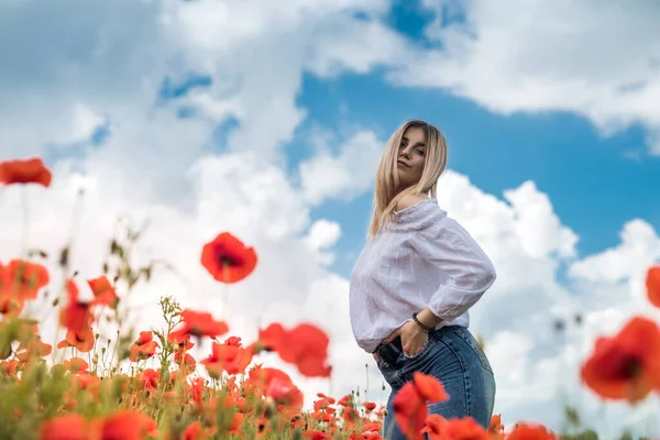 Mulher Bonita Que Anda Campo Papoula Dia Verão — Fotografia de Stock