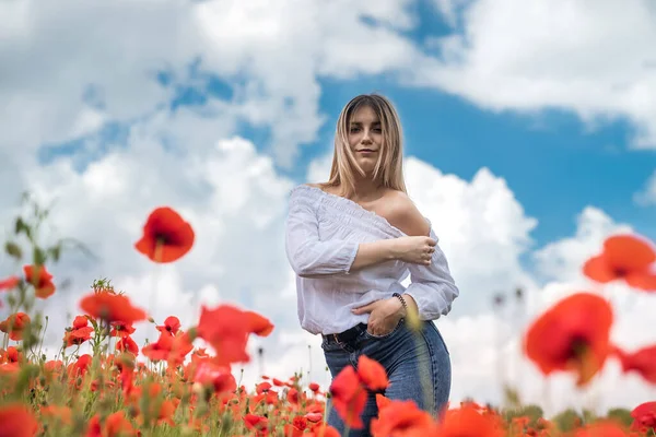 Jovencita Ucraniana Blusa Blanca Campo Las Amapolas Hora Verano —  Fotos de Stock