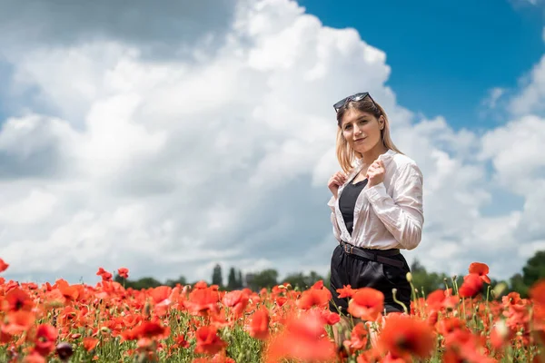 Šťastná Mladá Štíhlá Dívka Chodit Červené Makové Pole Trávení Času — Stock fotografie