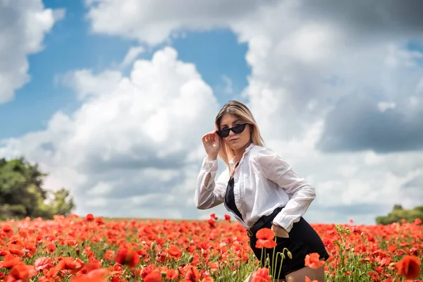 Jovem Está Perto Campo Papoula Florescente Menina Feliz Livre Estilo — Fotografia de Stock