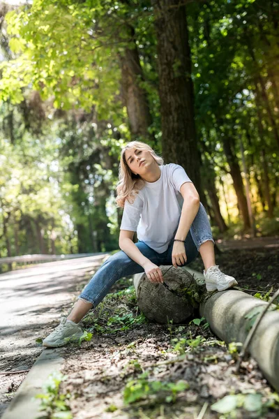 Mulher Caminhando Floresta Respirando Fresco Desfrutar Tempo Livre Verão — Fotografia de Stock