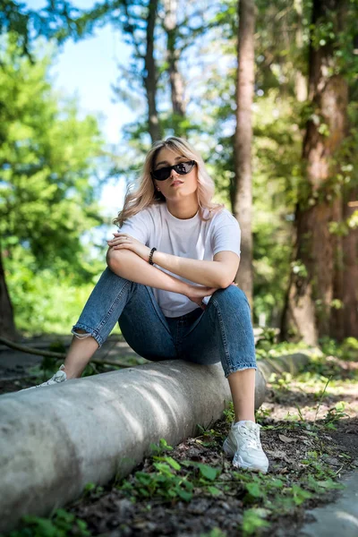 Fiatal Hölgy Sétál Erdőben Érezd Jól Magad Szabadban Nyár — Stock Fotó