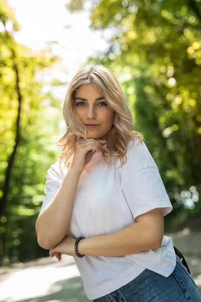 Mulher Muito Feliz Passar Seu Tempo Parque Verde Desfrutar Natureza — Fotografia de Stock