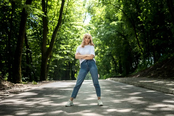 Giovane Signora Jeans Una Shirt Bianca Grande Momento Natura Nel — Foto Stock