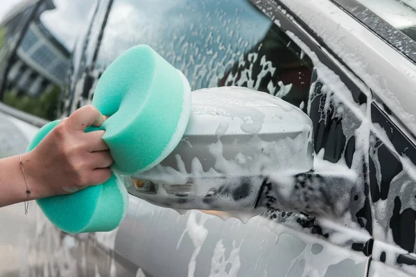ツール石鹸泡と水で奉仕中の女性の手のクリーニング車 — ストック写真