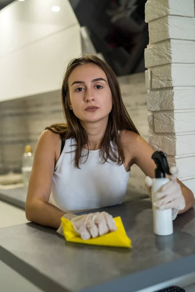 Jolie Femme Foyer Gants Blancs Nettoyant Dans Cuisine Avec Détergent — Photo