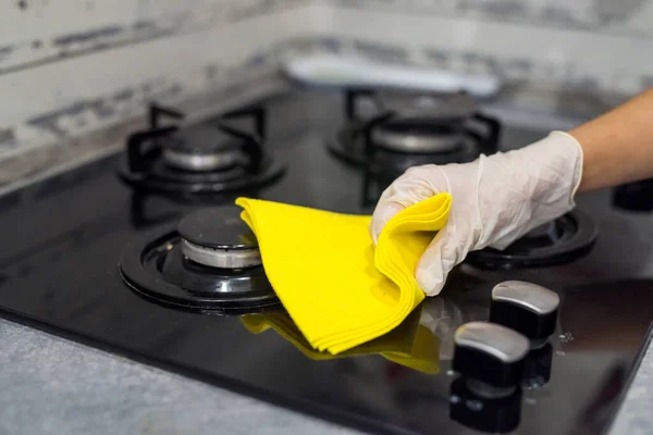 Mano Femenina Guantes Blancos Limpiando Con Una Estufa Gas Espuma — Foto de Stock