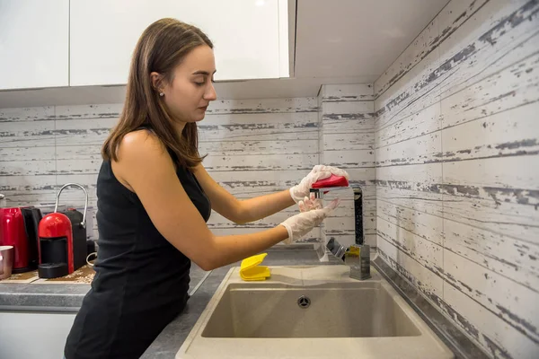 Śliczna Gospodyni Domowa Białych Rękawiczkach Sprzątająca Kuchni Detergentem Prace Domowe — Zdjęcie stockowe