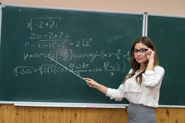 Gyönyörű Fiatal Tanár Mutat Egy Mutatót Megoldás Matematikai Gyakorlat Osztályteremben — Stock Fotó