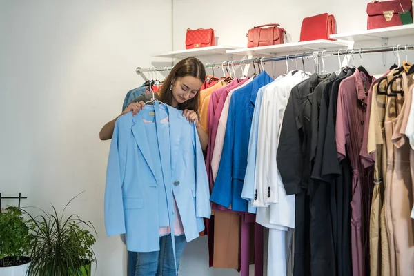 Привлекательная Женщина Выбирает Стильную Куртку Платье Магазине Одежды Стиль Жизни — стоковое фото