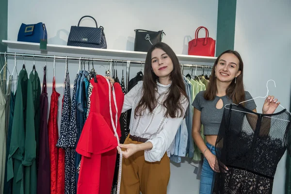 Дві Дружні Дівчата Проводять Час Покупками Модному Магазині Спосіб Життя — стокове фото