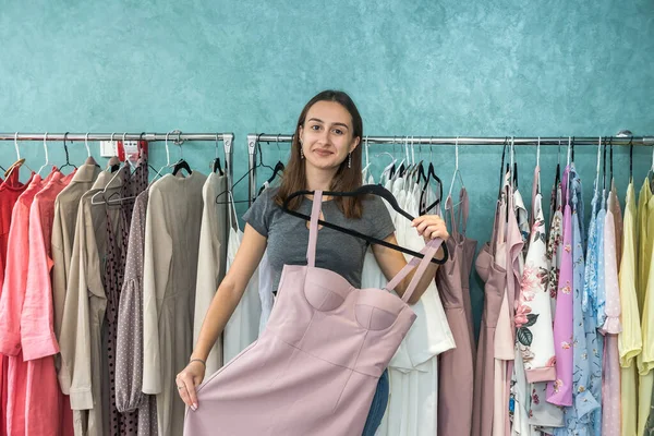 Привлекательная Женщина Выбирает Стильную Куртку Платье Магазине Одежды Стиль Жизни — стоковое фото