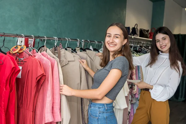 Две Дружелюбные Девушки Проводят Время Покупками Модном Магазине Образ Жизни — стоковое фото