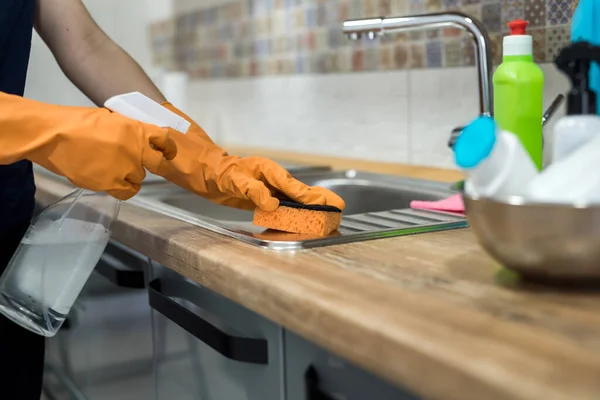 Wanita Dalam Sarung Tangan Karet Dan Membersihkan Meja Dapur Dengan — Stok Foto