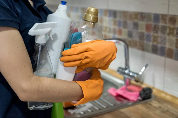 Mulher Luvas Borracha Segurando Garrafas Plástico Líquido Lavagem Cozinha Conceito — Fotografia de Stock