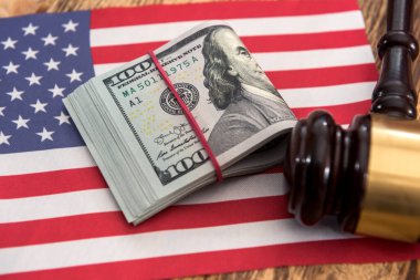 ABD bayrağıyla birlikte 100 Amerikan doları. kavramı kaydet