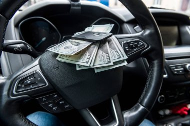 Arabanın içinde arabanın anahtarı olan 100 dolarlık banknotlar. Rüşvet ya da kira konsepti. para otomatik hale gelir 