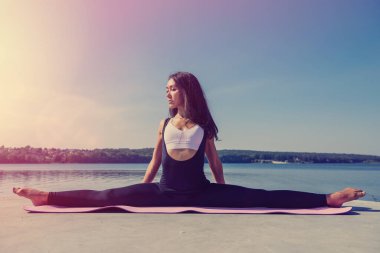 Sıcak bir yaz gününde otururken ayrılan güzel Avrupalı genç bir sporcunun yan görüntüsü. spor aktif yaşam tarzı konsepti.