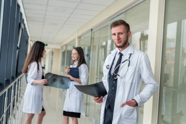 Yeni virüs kovid19 için etkili bir tedavi önerdikleri için röntgen akciğerlerine bakan bir grup doktor. salgın