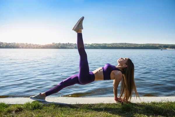 Mladá Žena Streching Nohy Brzy Ráno Před Pracovní Doby Venkovní — Stock fotografie