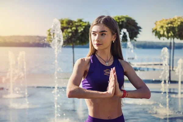 Ung Brunett Kvinna Tränar Yoga Tidigt Morgonen Före Arbetstid Begreppet — Stockfoto