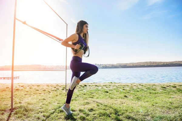 Sportovní Žena Cvičí Venku Trx Dne Celková Tělesná Odolnost Cvičení — Stock fotografie